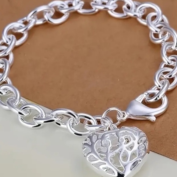 NWT Heart Shaped Pendant Fashionable Silvery Bracelet. - Picture 4 of 6